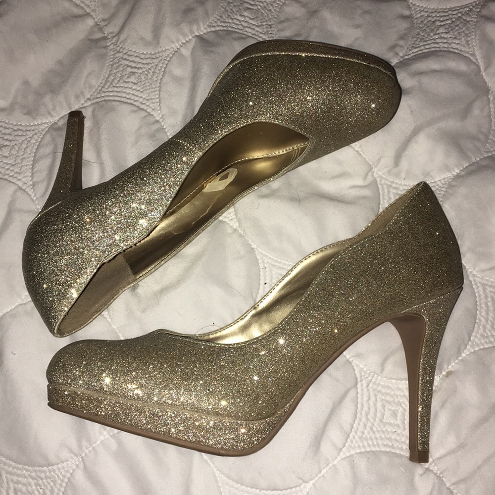 Fioni golden sparkly heels